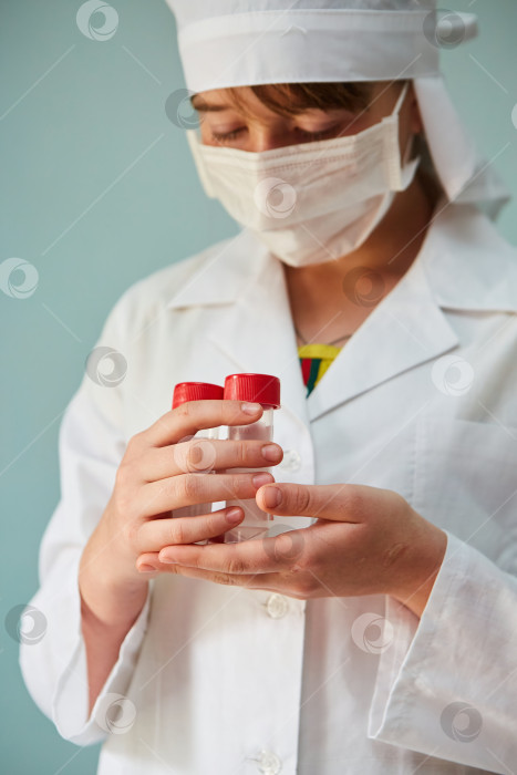 Скачать Колба с анализом биологического материала в руках врача. фотосток Ozero