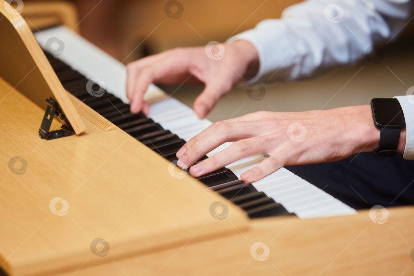Скачать Руки музыканта пианиста или клавишника крупным планом фотосток Ozero