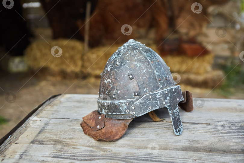 Скачать Шлем средневекового рыцаря. Металлическая защита для головы. Викинг или кельт фотосток Ozero