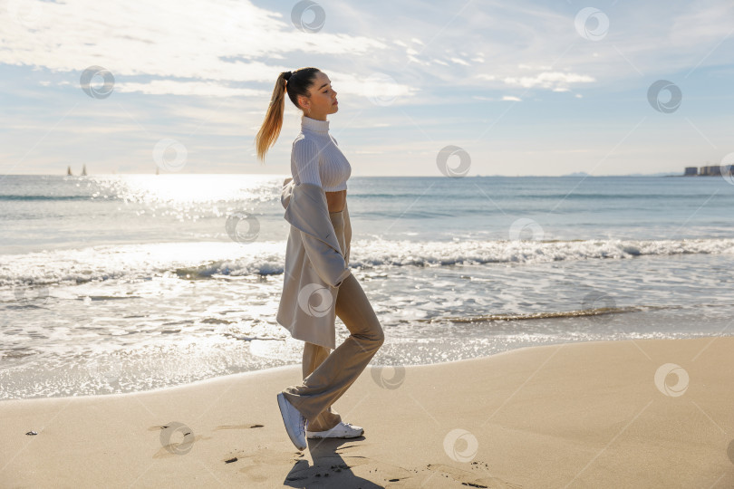 Скачать Портрет молодой симпатичной девушки на фоне моря фотосток Ozero