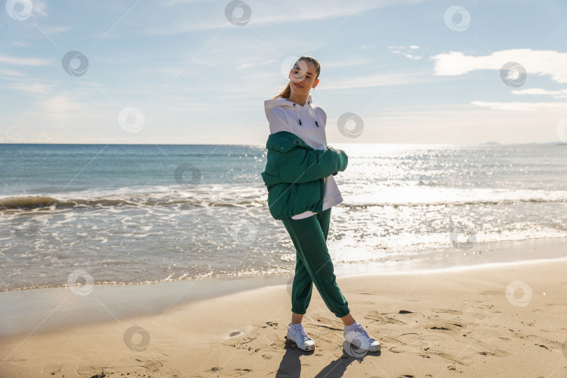 Скачать Молодая спортивная девушка на фоне моря фотосток Ozero
