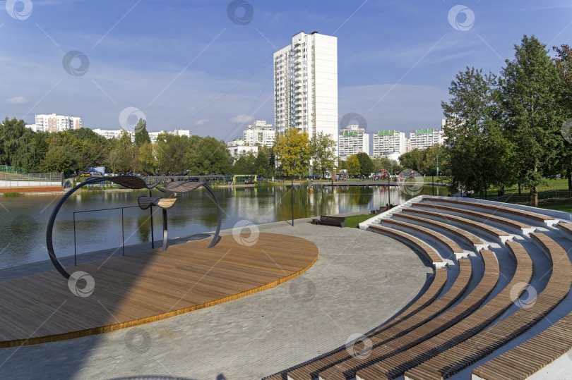 Скачать Летний театр на берегу городского пруда.  Москва. фотосток Ozero