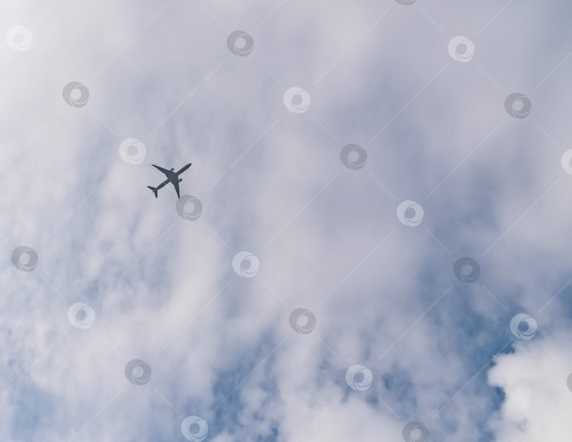 Скачать В облачном небе самолет летит фотосток Ozero