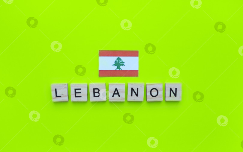 Скачать 22 ноября, День независимости Ливана, флаг Ливана, минималистичный баннер с надписью деревянными буквами фотосток Ozero