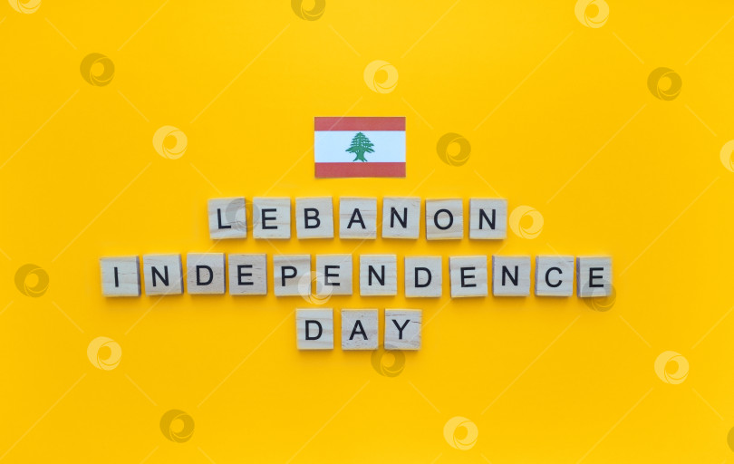 Скачать 22 ноября, День независимости Ливана, флаг Ливана, минималистичный баннер с надписью деревянными буквами на оранжевом фоне фотосток Ozero