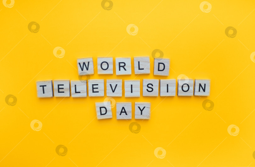 Скачать 21 ноября, Всемирный день телевидения, минималистичный баннер с надписью деревянными буквами фотосток Ozero