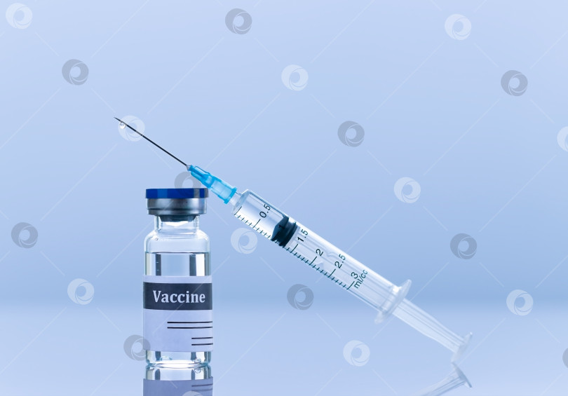 Скачать Флакон с вакциной и шприц с иглой. Концепция защиты от вирусов и инфекций фотосток Ozero