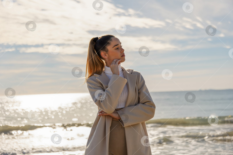 Скачать Портрет молодой симпатичной девушки на фоне моря фотосток Ozero