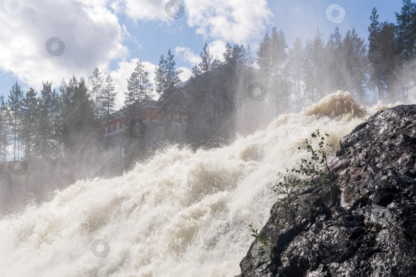 Скачать водопад во время открытия шлюзов для холостого сброса воды на небольшой гидроэлектростанции фотосток Ozero