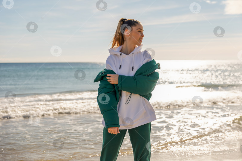 Скачать Молодая спортивная девушка на фоне моря фотосток Ozero