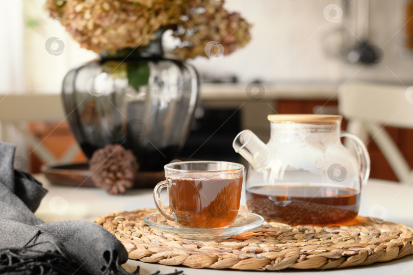 Скачать Осенний чай на современной кухне. Натюрморт в домашнем интерьере. фотосток Ozero