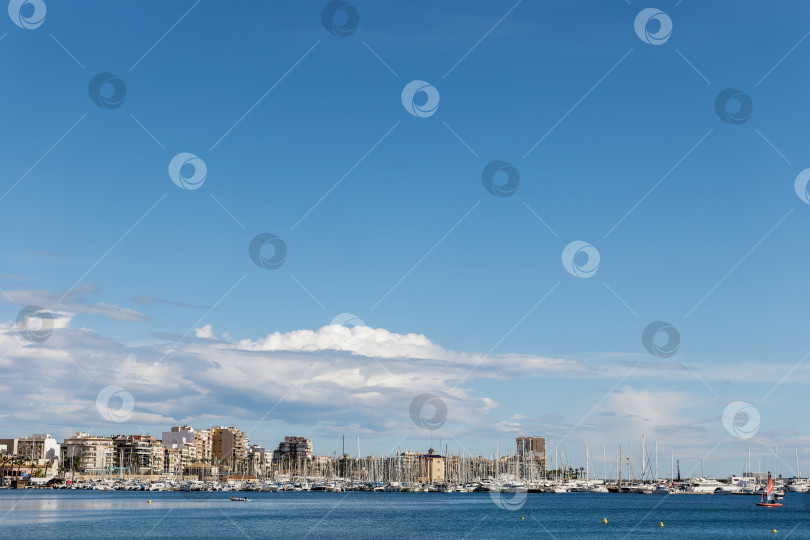 Скачать Живописный вид на город и яхты в море фотосток Ozero