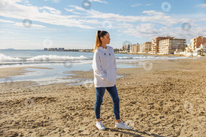 Скачать Портрет молодой симпатичной девушки на фоне моря фотосток Ozero