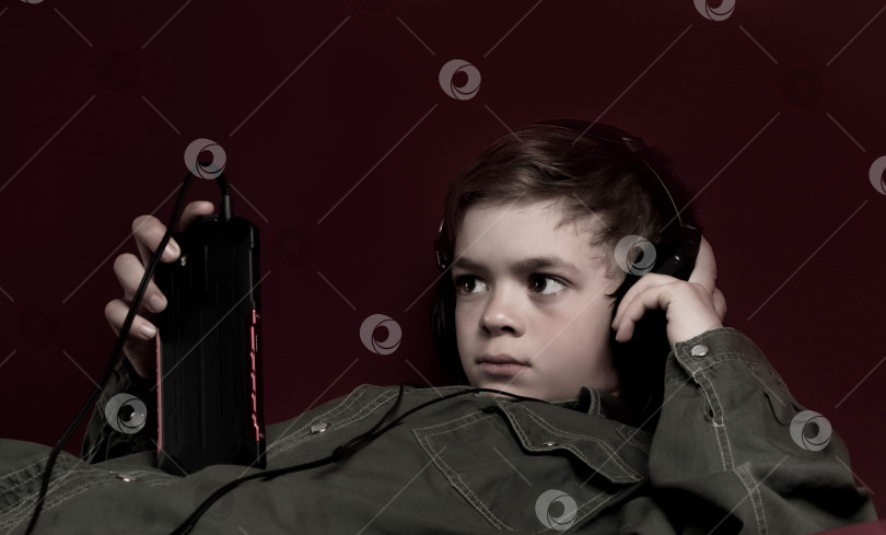 Скачать Тонированное изображение маленького мальчика в наушниках фотосток Ozero