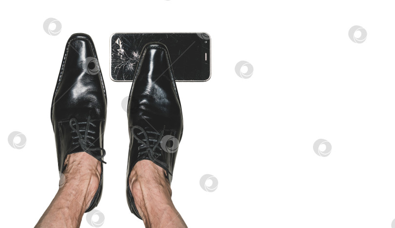 Скачать Ноги взрослого мужчины в модельных туфлях фотосток Ozero