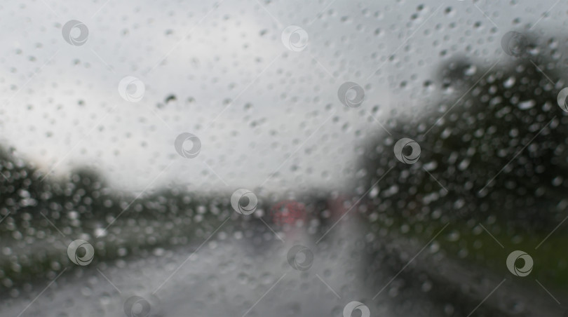 Скачать Капли воды на лобовом стекле во время дождя фотосток Ozero