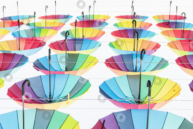 Скачать Разноцветные зонтики висят в несколько рядов фотосток Ozero