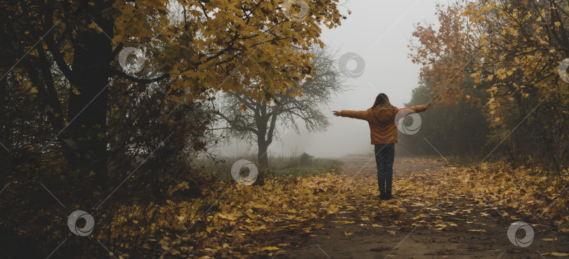 Скачать Дети гуляют в осеннем парке фотосток Ozero