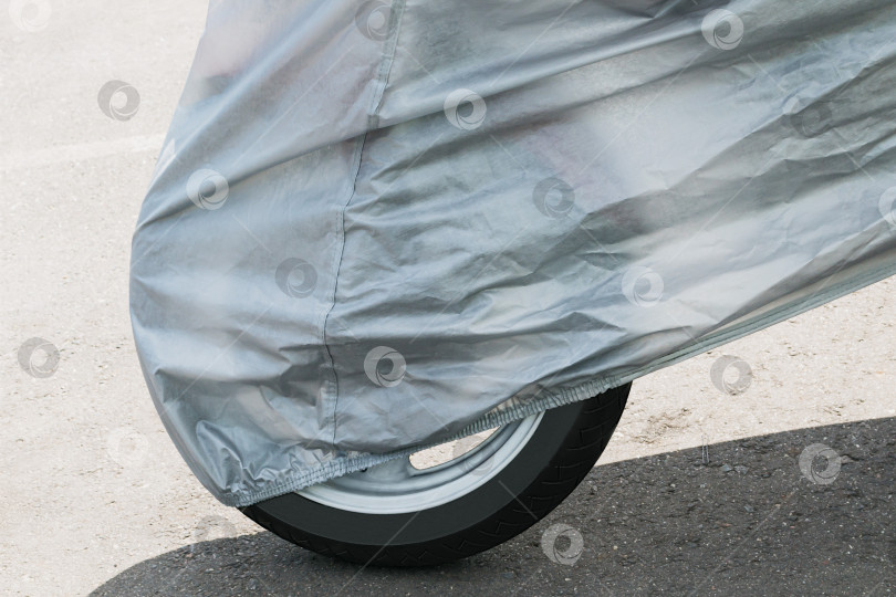 Скачать Фрагмент мотоцикла, покрытый защитной пленкой фотосток Ozero