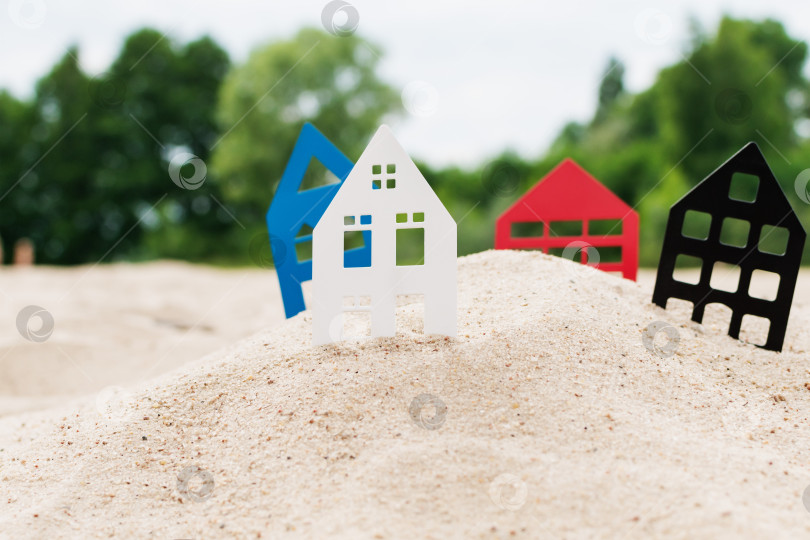 Скачать Модели домов стоят на песке фотосток Ozero