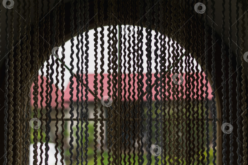 Скачать Вид из окна сквозь плетеные занавески фотосток Ozero