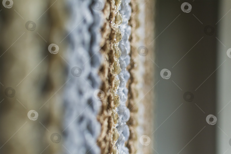 Скачать Вид из окна сквозь плетеные занавески фотосток Ozero