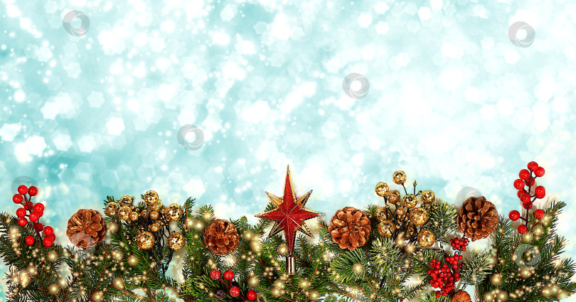 Скачать С наступающим Новым 2024 годом. Рождественские украшения, креативный фон с рождественскими украшениями, шарами и еловыми ветками с подсветкой и снегом, поздравительные открытки, баннер с местом для текста, фотосток Ozero