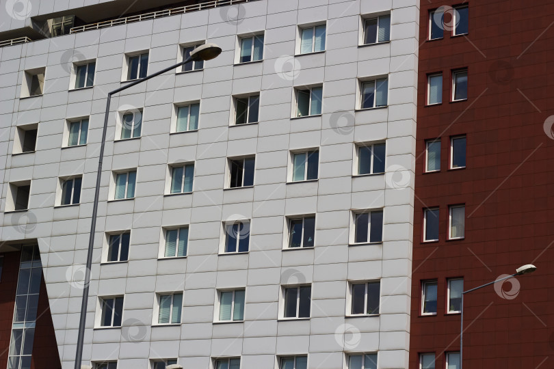 Скачать Сфотографируйте фасад здания с окнами. фотосток Ozero