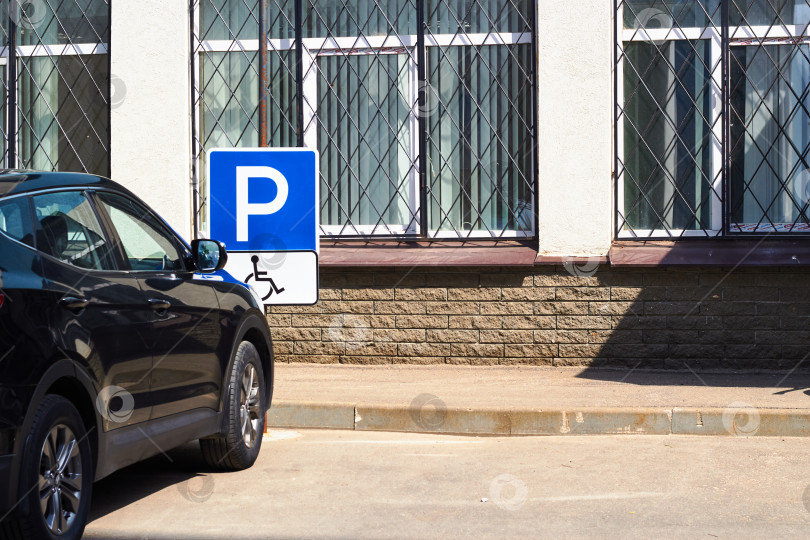 Скачать Фотография припаркованного автомобиля возле здания. Дорожный знак фотосток Ozero