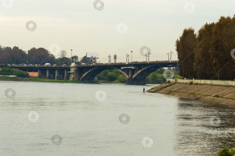 Скачать Мост через реку Ангару в Иркутске, Россия. Городской пейзаж. Осень. фотосток Ozero