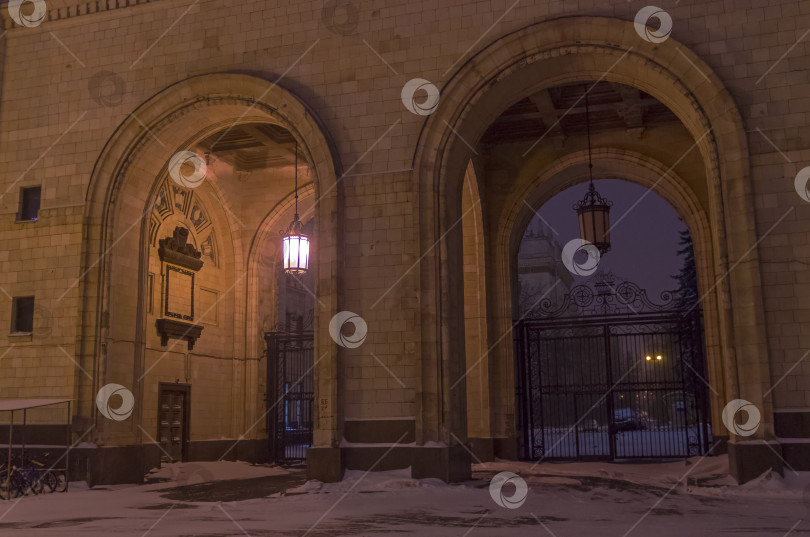 Скачать Две арки рядом друг с другом. Главное здание Московского государственного университета. фотосток Ozero
