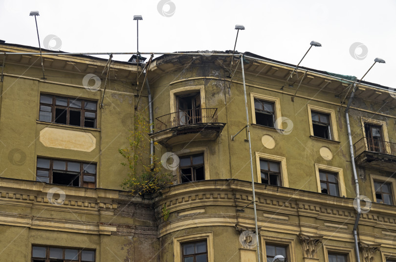 Скачать Часть фасада старого дома, подготовленного к сносу. фотосток Ozero