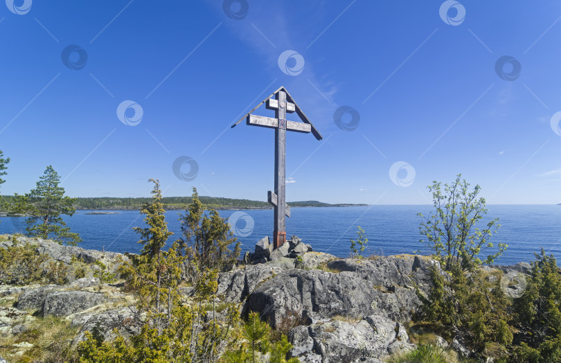 Скачать Поклонный крест на скале на берегу Ладожского озера фотосток Ozero