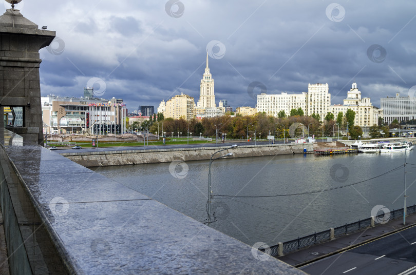 Скачать Горизонт Москвы. Вид с пешеходного моста через Москву-реку. Октябрь, облачно. фотосток Ozero