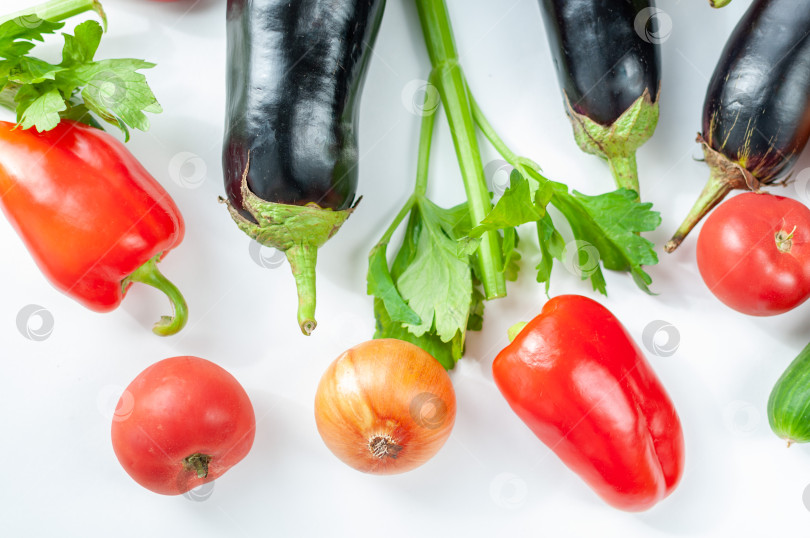 Скачать Флатли с разными овощами на белом фоне. Овощи. Красный перец, лук, баклажаны. фотосток Ozero