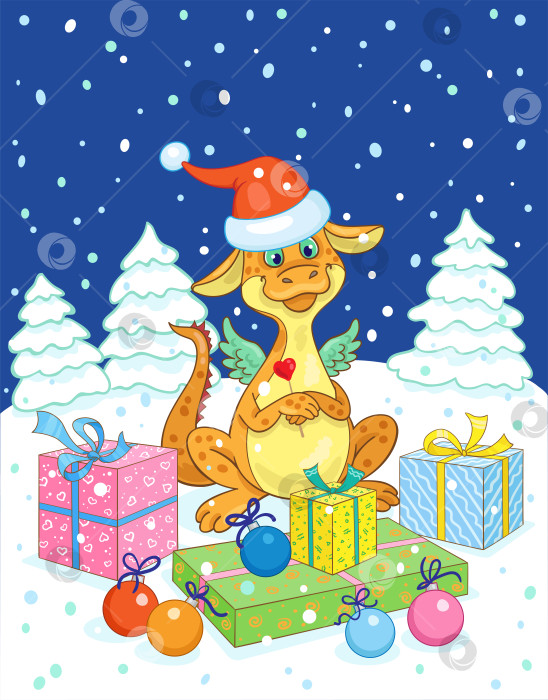 Скачать счастливого Рождества! Забавный маленький дракончик в красной шапочке Санты с подарочными коробками и стеклянными шариками сидит на зимней ночной поляне. фотосток Ozero