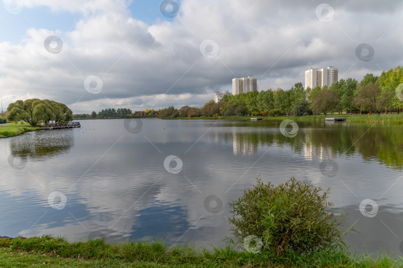 Скачать Вид на городской пруд фотосток Ozero