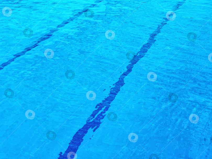 Скачать Бассейн с прозрачной голубой водой. На дне бассейна видны параллельные линии, пересекающие фон по диагонали фотосток Ozero