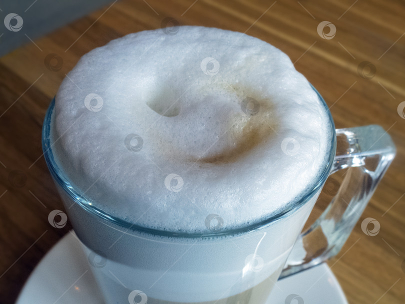 Скачать Кружка для кофе латте на столе крупным планом фотосток Ozero