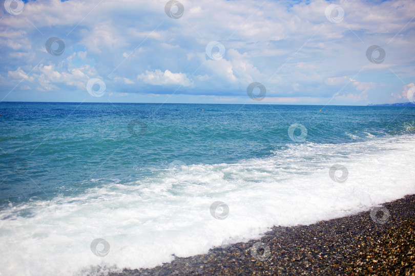 Скачать Морской летний пейзаж. Бирюзовый цвет воды, море штормовое, галечный пляж. фотосток Ozero