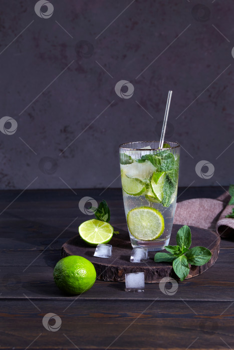 Скачать Два бокала с мохито на фоне светлого камня. Свежий холодный освежающий летний коктейль с лаймом, мятой и льдом. фотосток Ozero