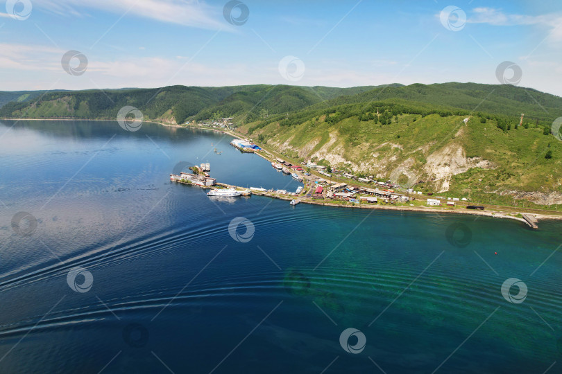 Скачать Вид с высоты птичьего полета на порт Байкал. Озеро Байкал летом фотосток Ozero