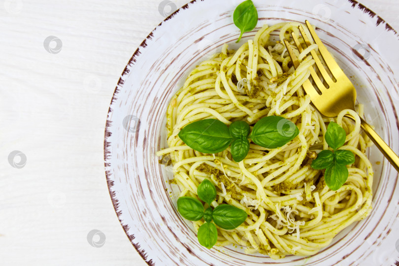 Скачать Итальянская паста спагетти с песто, пармезаном и базиликом фотосток Ozero
