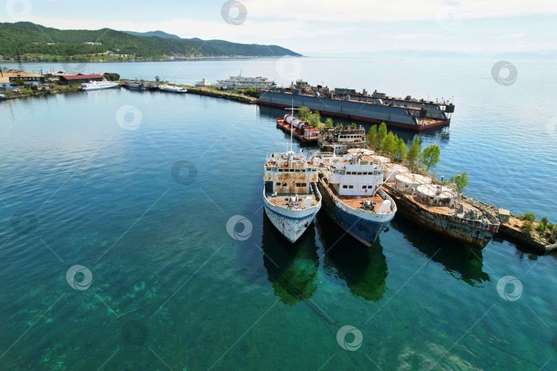 Скачать Порт Байкал летом. Старые корабли в заброшенном доке фотосток Ozero
