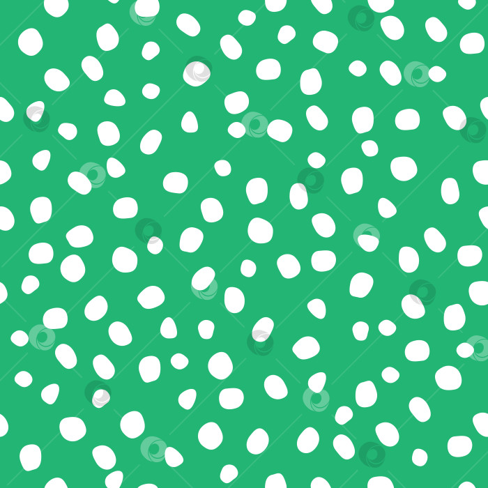 Скачать Абстрактный бесшовный узор из нарисованных от руки белых точек-крапинок на зеленом фоне. Различные размеры и формы белых пятен (в горошек) на зеленом фоне - идеальный бесшовный узор фотосток Ozero