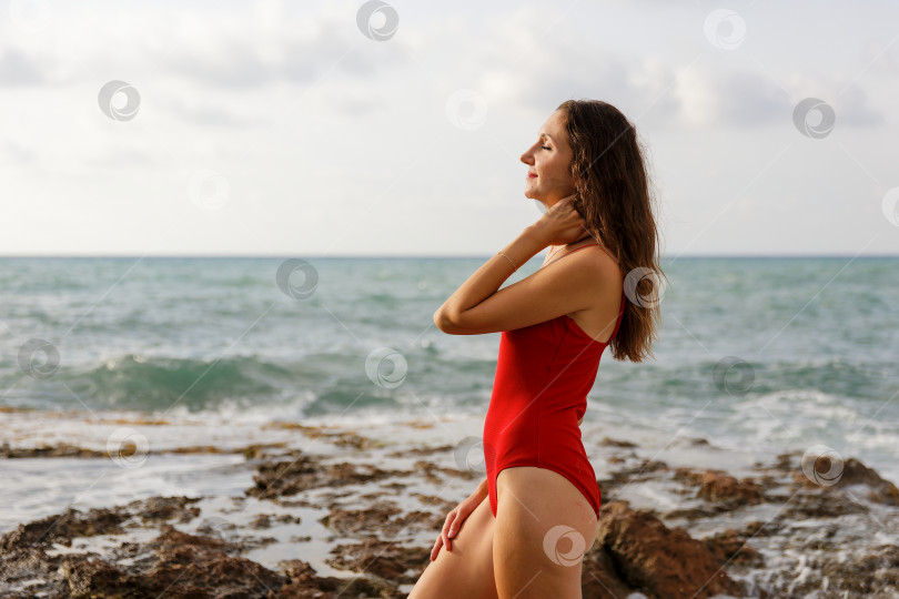 Скачать Портрет женщины на пляже, океан, единение с природой, здоровый образ жизни фотосток Ozero