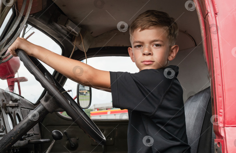 Скачать Маленький мальчик играет возле машины фотосток Ozero