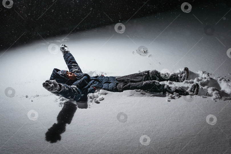 Скачать Маленький мальчик играет вечером в снегу фотосток Ozero