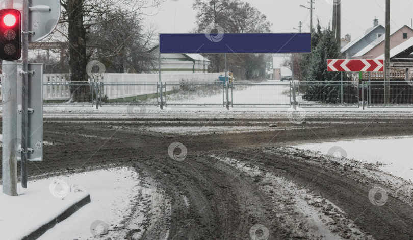 Скачать Зимой дорога на перекрестке не убирается фотосток Ozero