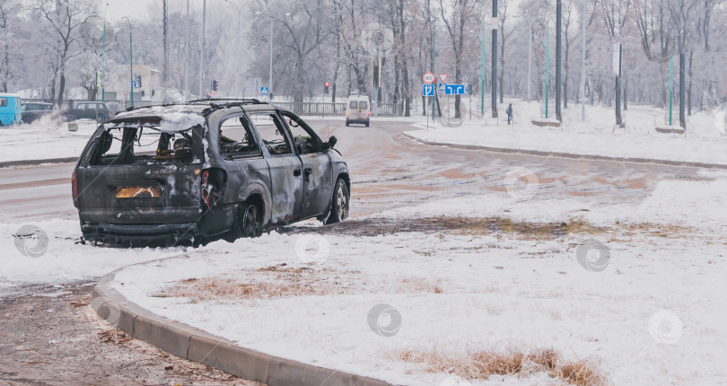 Скачать Пожарные тушат легковой автомобиль фотосток Ozero